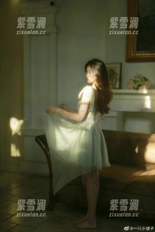 Myung Ah 走进Myung Ah的办公室,欣赏她最新的写真图片,体验不一样的艺术灵感之旅!